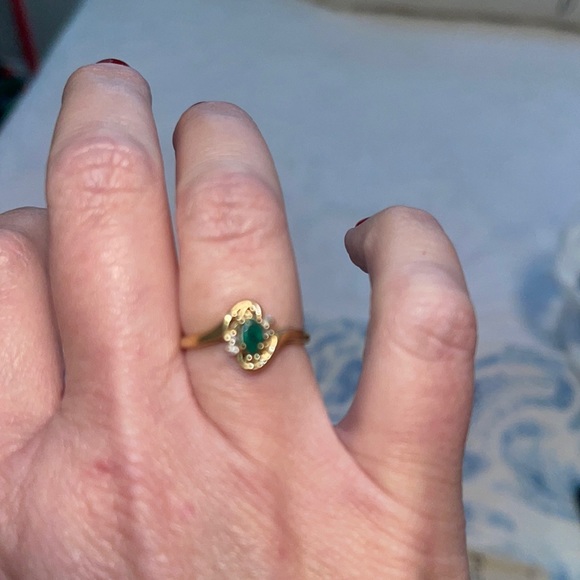 Emerald ring with diamond accents - Picture 2 of 4